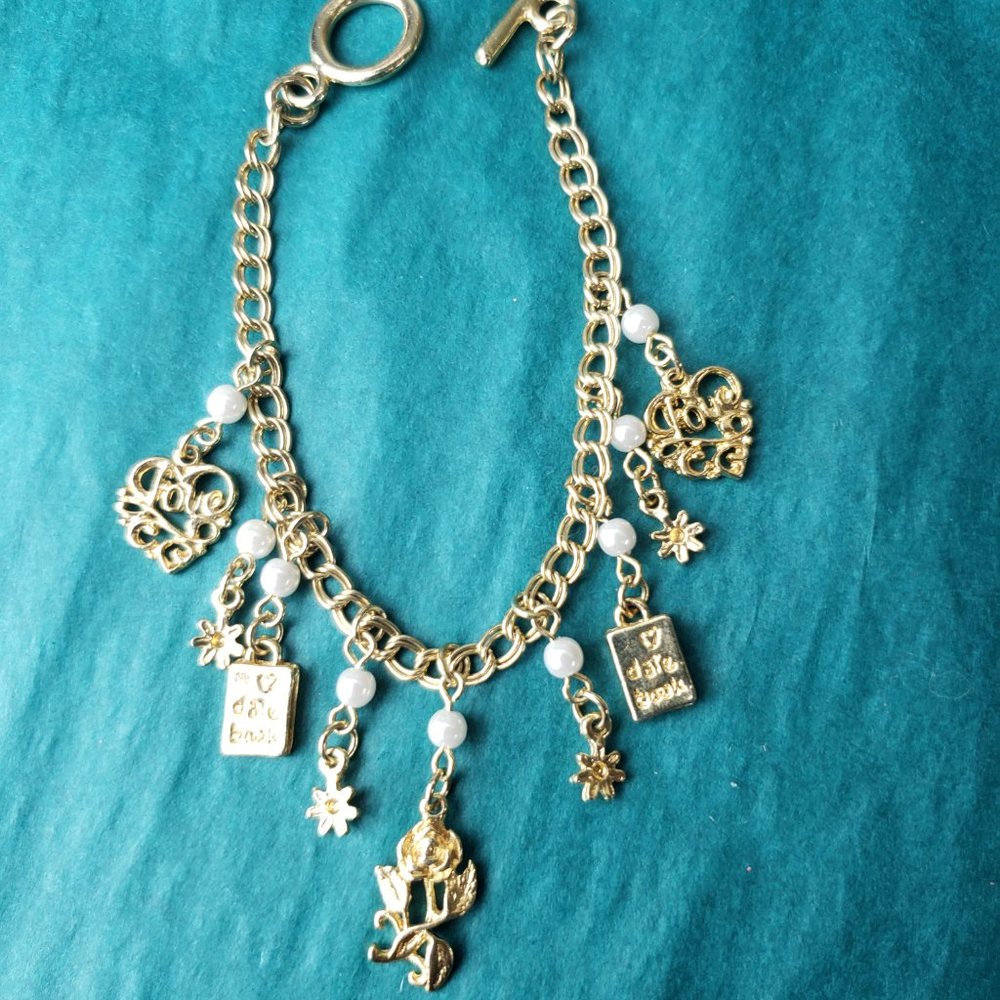 2/10$ Love charm bracelet with faux pearls heart flowers date book